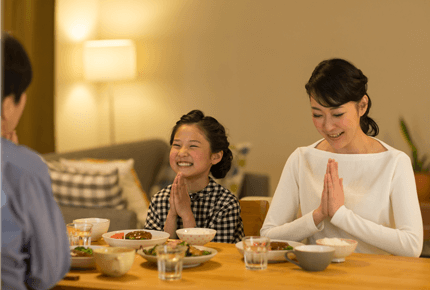 写真:食事をともにする家族