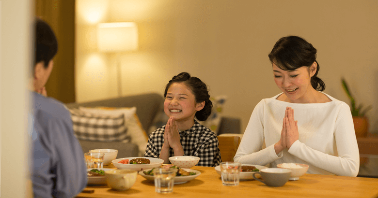 写真:食事をともにする家族