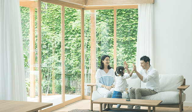 写真:リビングで団らんする家族