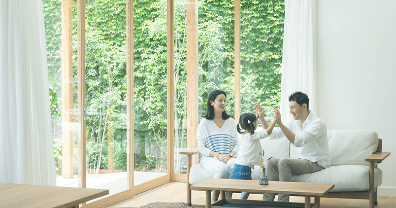 写真:リビングで団らんする家族