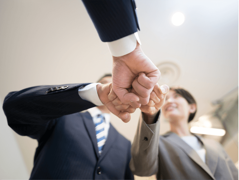 写真:手を取り合う人たち