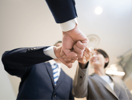 写真:手を取り合う人たち